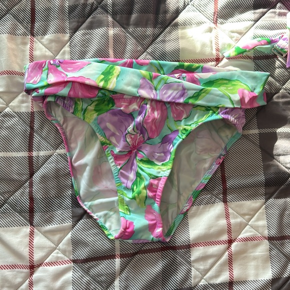 Venus swim set size 6 comes with both tops - Picture 3 of 5